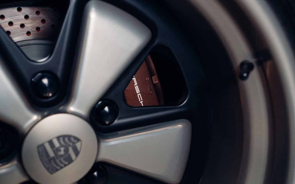 Cream Coupé, a Porsche 911 (964) reimagined by Theon Design: close-up of the five-spoke wheel and brake caliper