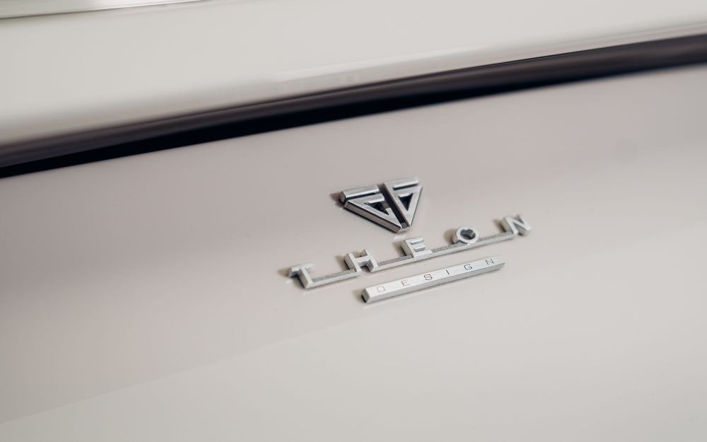 Cream Coupé, a Porsche 911 (964) reimagined by Theon Design: close-up of the Theon Design badge