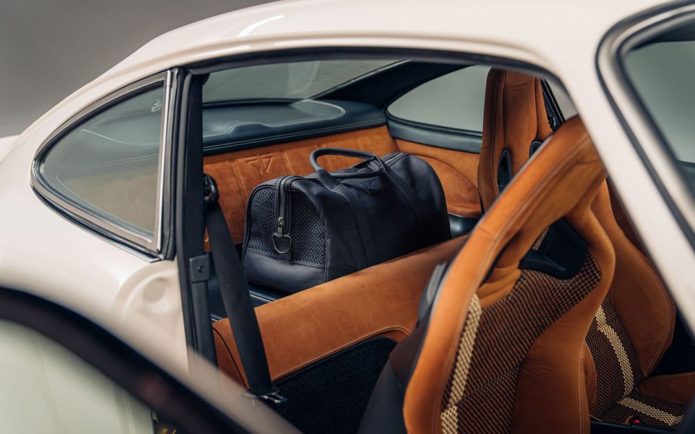 Cream Coupé, a Porsche 911 (964) reimagined by Theon Design: rear luggage shelf with a black leather holdall