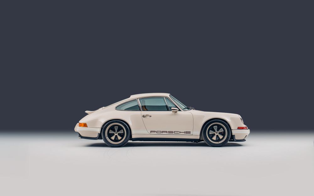 Cream Coupé, a Porsche 911 (964) reimagined by Theon Design: side profile in the studio