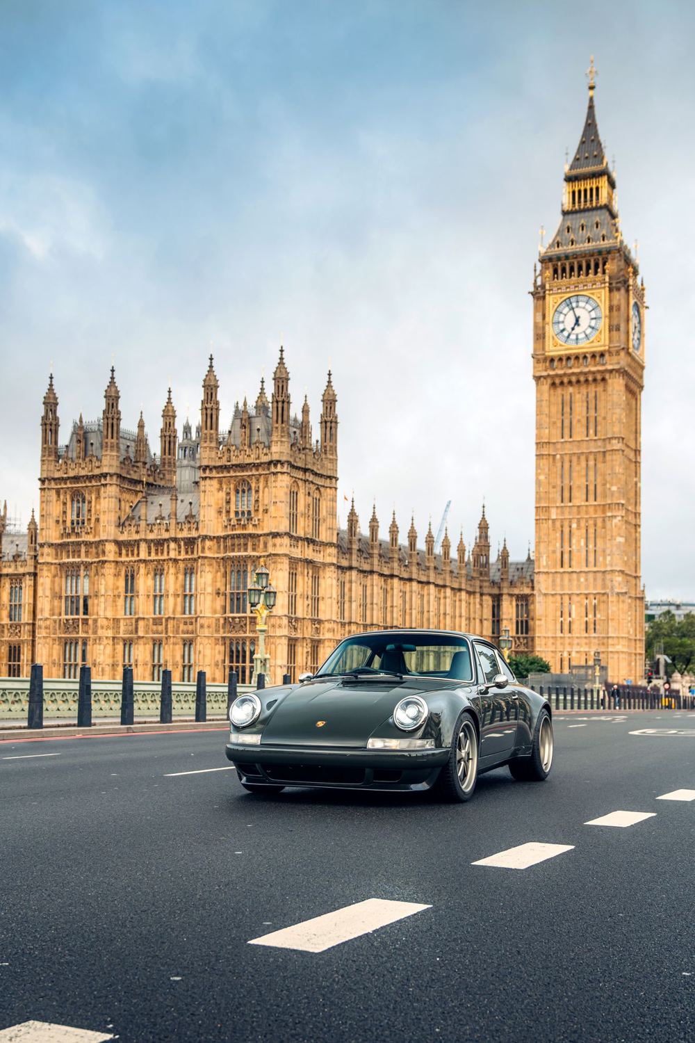 Dark Green Coupé, a Porsche 911 (964) reimagined by Theon Design, photograph 5