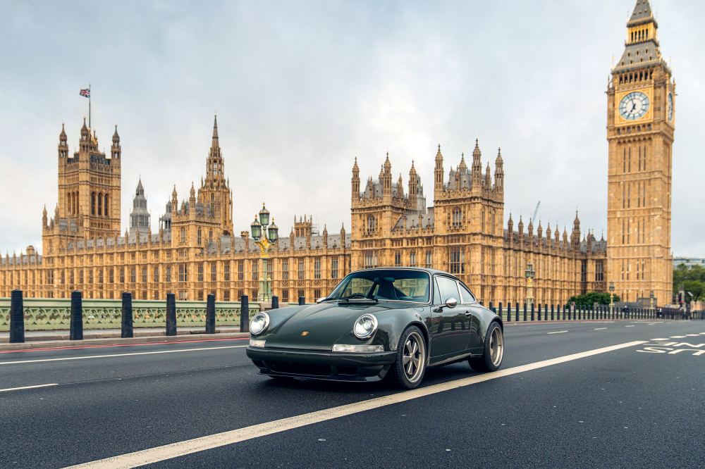 Dark Green Coupé, a Porsche 911 (964) reimagined by Theon Design, photograph 6