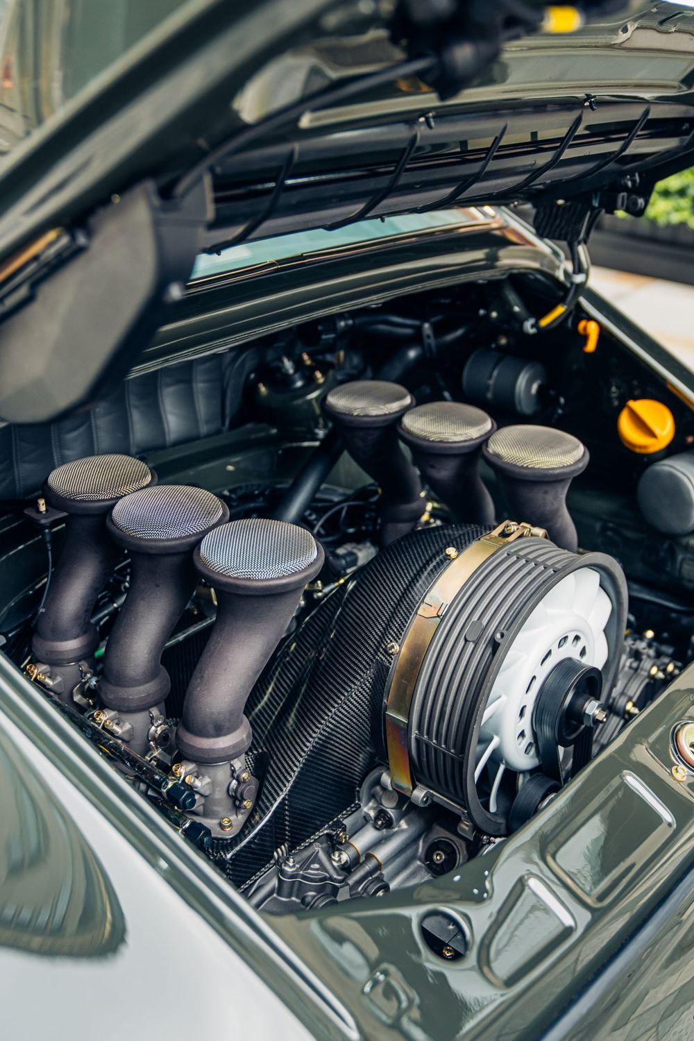 Dark Green Coupé, a Porsche 911 (964) reimagined by Theon Design, photograph 19