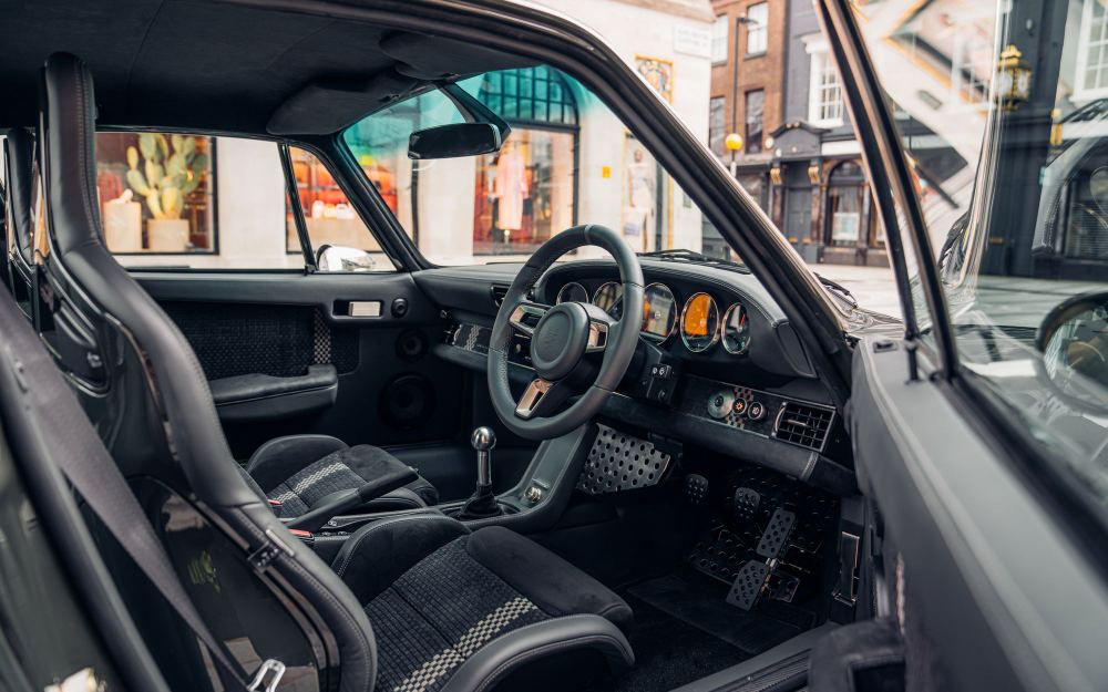 Dark Green Coupé, a Porsche 911 (964) reimagined by Theon Design, photograph 28