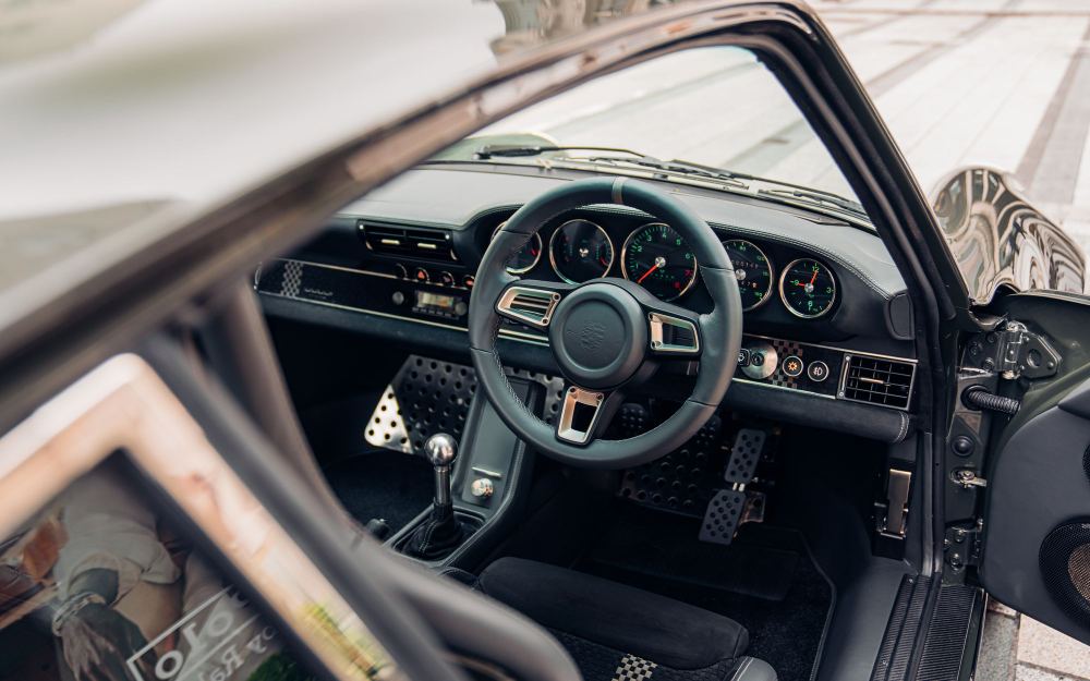 Dark Green Coupé, a Porsche 911 (964) reimagined by Theon Design, photograph 29