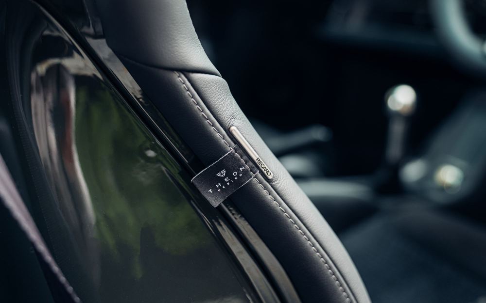 Dark Green Coupé, a Porsche 911 (964) reimagined by Theon Design, photograph 32