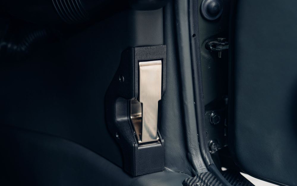 Dark Green Coupé, a Porsche 911 (964) reimagined by Theon Design, photograph 50