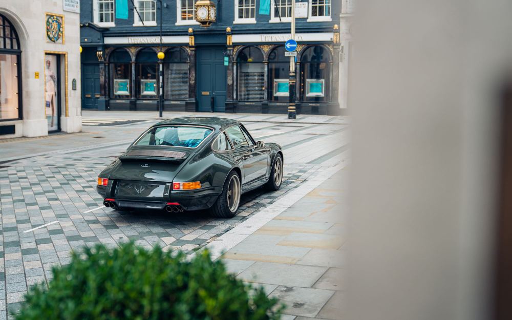 Dark Green Coupé, a Porsche 911 (964) reimagined by Theon Design, photograph 54