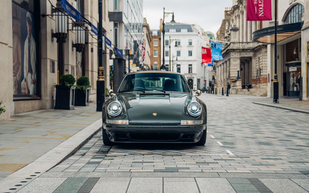 Dark Green Coupé, a Porsche 911 (964) reimagined by Theon Design, photograph 58