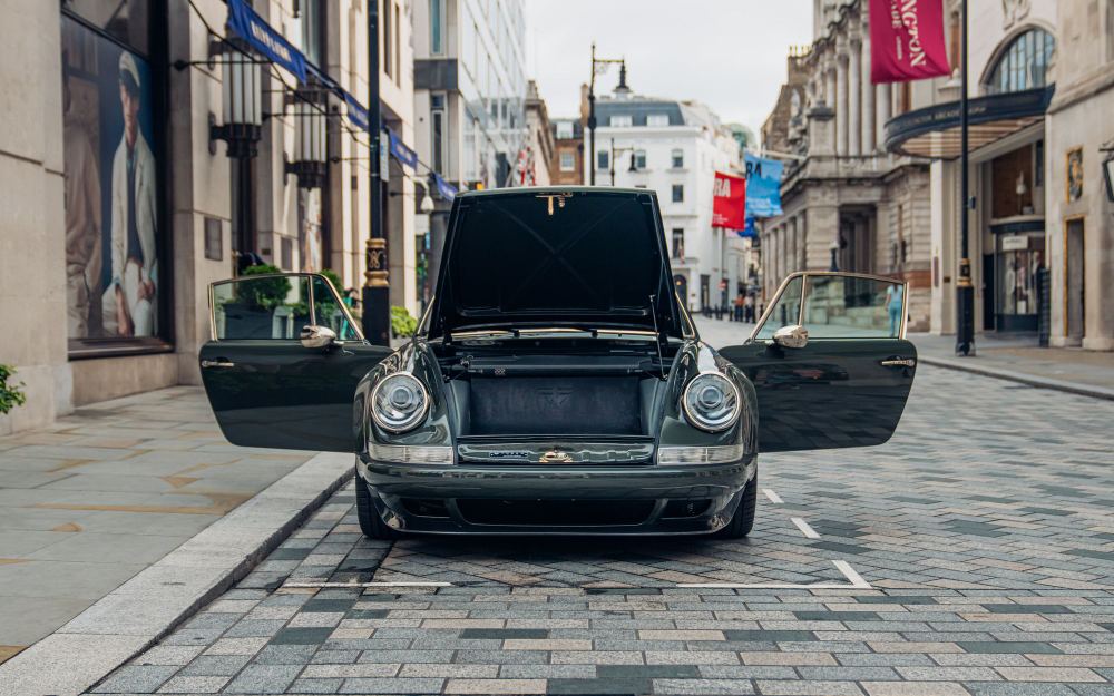 Dark Green Coupé, a Porsche 911 (964) reimagined by Theon Design, photograph 63