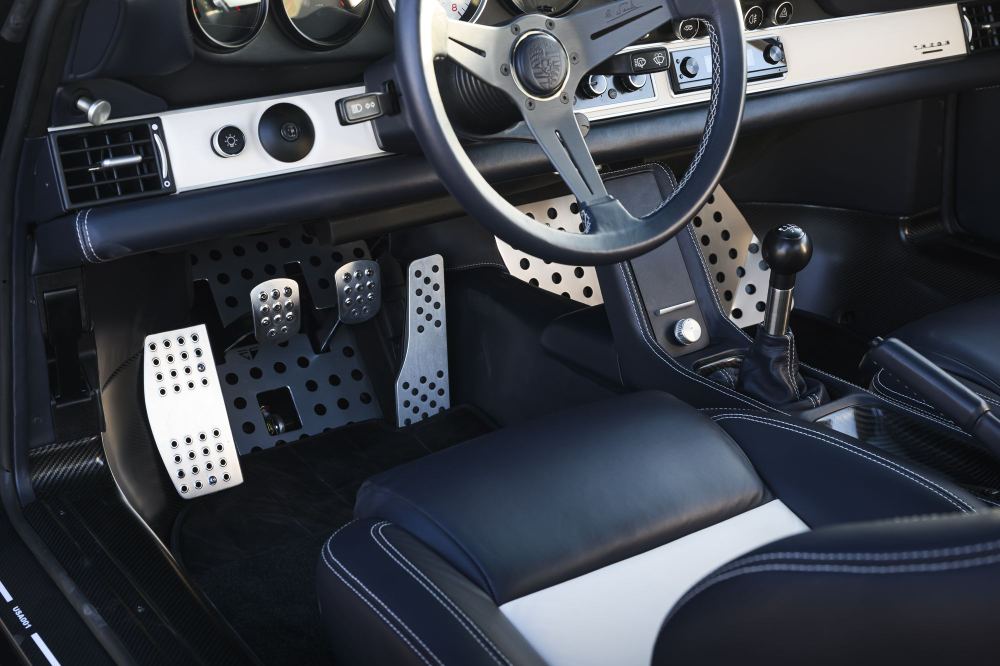 Midnight Blue Coupé, a Porsche 911 (964) reimagined by Theon Design, photograph 64