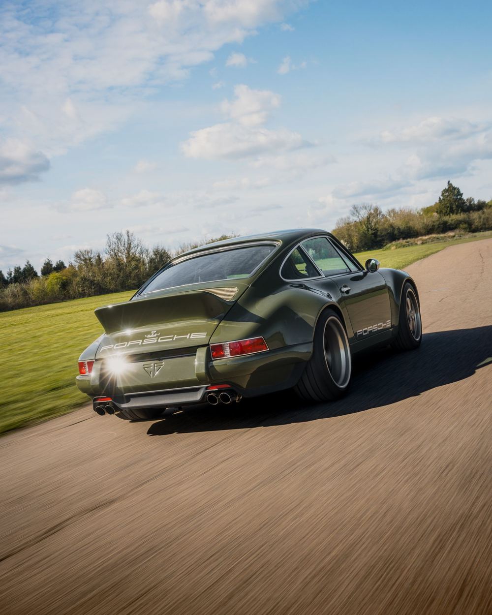 Olive Green Coupé, a Porsche 911 (964) reimagined by Theon Design, photograph 11