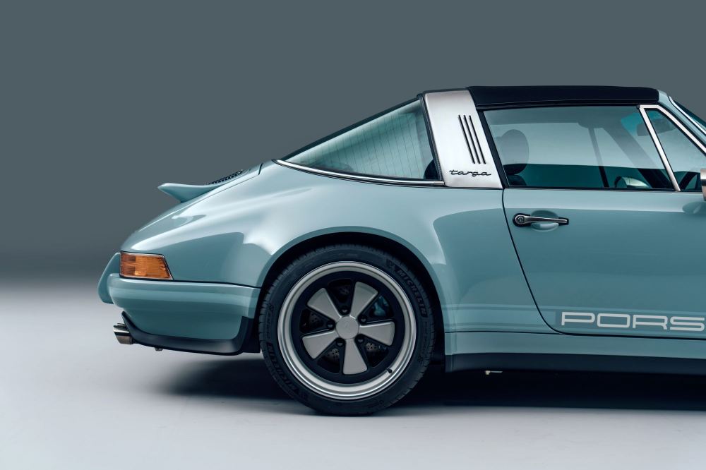 Pale Blue Targa, a Porsche 911 (964) reimagined by Theon Design, photograph 4
