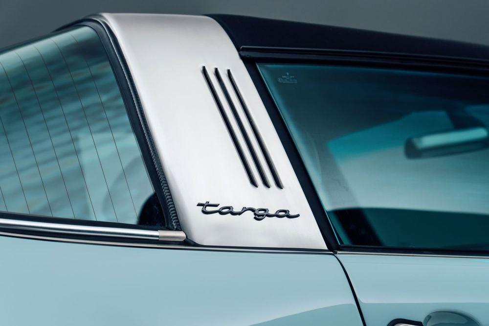 Pale Blue Targa, a Porsche 911 (964) reimagined by Theon Design, photograph 5