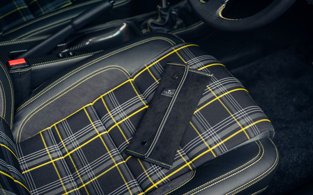 Yellow Targa, a Porsche 911 (964) reimagined by Theon Design, photograph 44